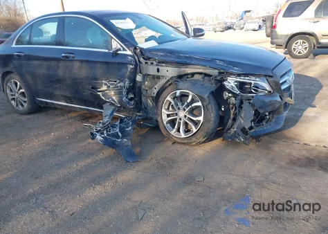 2015 Mercedes-Benz C 300 4Matic/Luxury 4Matic/Sport 4Matic z USA, uszkodzony, nr VIN 55SWF4KB2FU077539